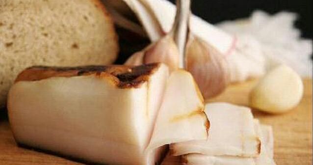 中国人下酒吃花生米，外国人吃啥？东欧最接地气的食物“萨洛”