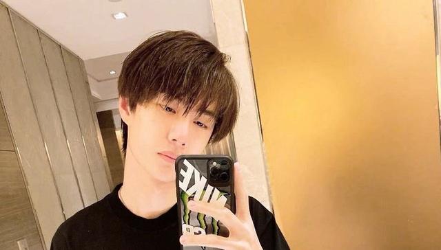 明星也节俭！肖战1件羽绒服穿N次，baby一条毛巾用8年
