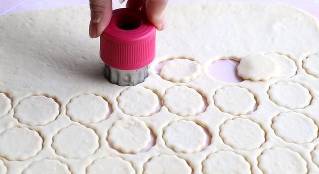 用桔子汁做饼干?榨汁和面烤一烤,一口一个酸甜可口