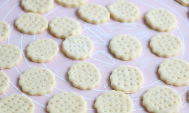 用桔子汁做饼干?榨汁和面烤一烤,一口一个酸甜可口