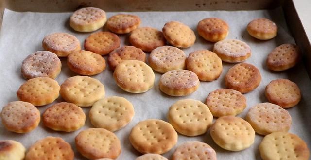 用桔子汁做饼干?榨汁和面烤一烤,一口一个酸甜可口