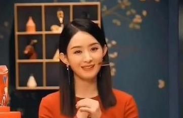 赵丽颖当妈后拍摄新年广告，一身红衣超级喜庆，却被批撞脸谢娜