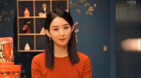 赵丽颖当妈后拍摄新年广告，一身红衣超级喜庆，却被批撞脸谢娜