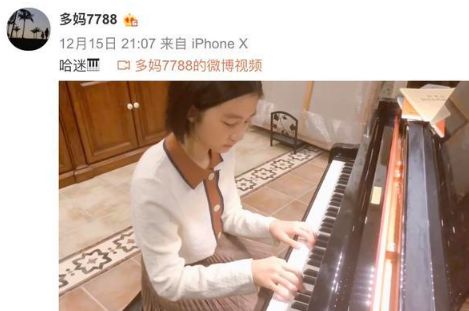 孙莉晒多多弹钢琴，一副学生的装扮，手上戴满戒指太有个性