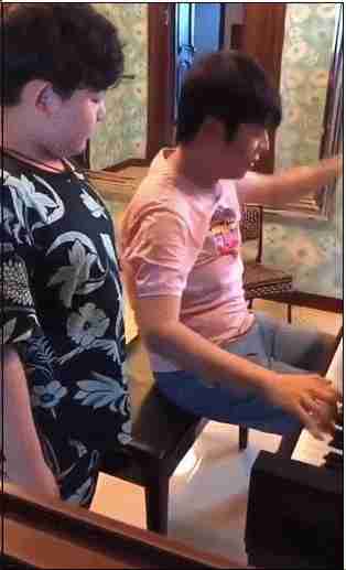 郎朗手舞足蹈的魔性钢琴教学，穿西装也阻止不了他的搞笑天赋