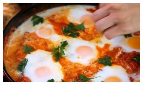 首次做西红柿炒蛋，打了六个鸡蛋，几分钟后简直是一件艺术品