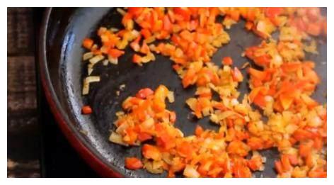 首次做西红柿炒蛋，打了六个鸡蛋，几分钟后简直是一件艺术品