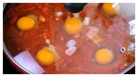 首次做西红柿炒蛋，打了六个鸡蛋，几分钟后简直是一件艺术品