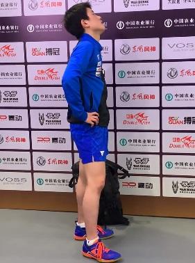 国乒疯狂一夜！许昕展现钢铁意志，宠粉不改时间，张本智和被打服