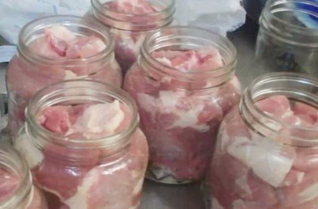 媳妇把猪肉塞瓶子里，不加水密封，10天那味道吃起来爽