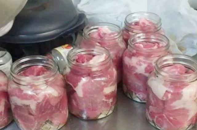 媳妇把猪肉塞瓶子里，不加水密封，10天那味道吃起来爽