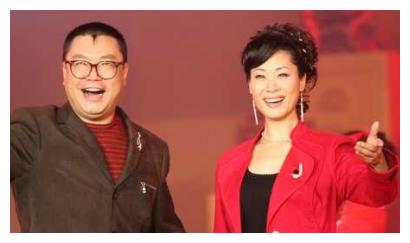 52岁于文华近照曝光，多次登上央视春晚，二婚嫁钢琴家超幸福