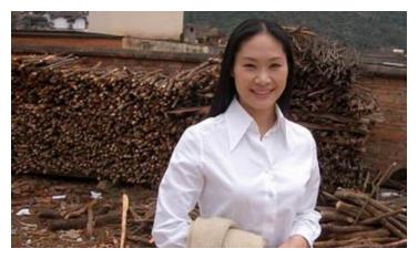 52岁于文华近照曝光，多次登上央视春晚，二婚嫁钢琴家超幸福