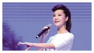 52岁于文华近照曝光，多次登上央视春晚，二婚嫁钢琴家超幸福