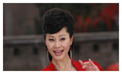 52岁于文华近照曝光，多次登上央视春晚，二婚嫁钢琴家超幸福