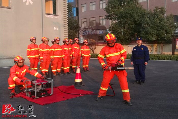 道县消防大队组织指战员开展冬季装备器材学习日活动