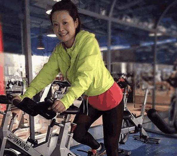 带你看看袁立住的豪宅，家里布置古色生香，卧室吊顶最独特