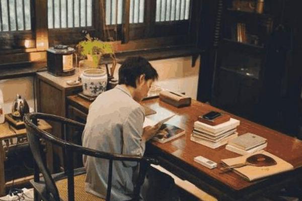 带你看看袁立住的豪宅，家里布置古色生香，卧室吊顶最独特