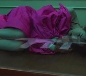 倪妮登《Madame Figaro》一月刊,化身博物馆展览中的一件艺术品