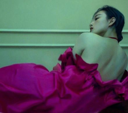 倪妮登《Madame Figaro》一月刊,化身博物馆展览中的一件艺术品