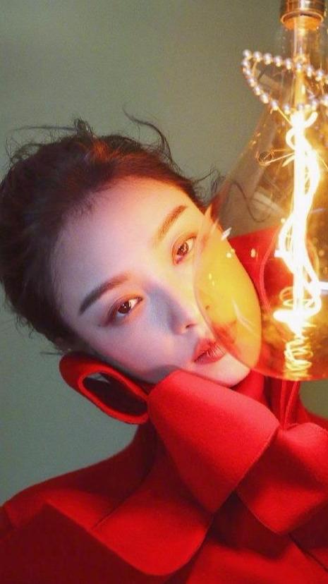 倪妮登《Madame Figaro》一月刊,化身博物馆展览中的一件艺术品