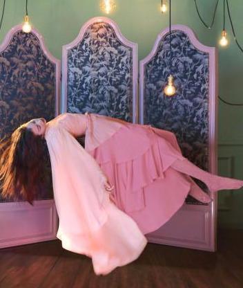 倪妮登《Madame Figaro》一月刊,化身博物馆展览中的一件艺术品