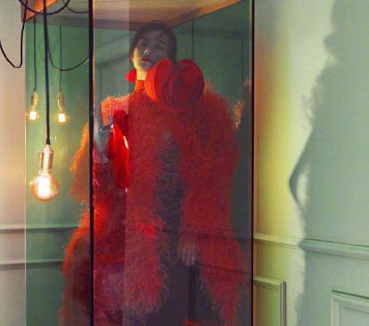 倪妮登《Madame Figaro》一月刊,化身博物馆展览中的一件艺术品