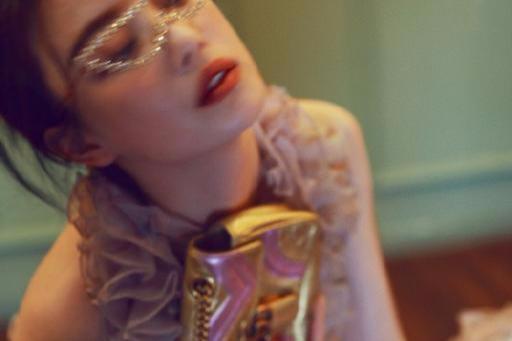 倪妮登《Madame Figaro》一月刊,化身博物馆展览中的一件艺术品