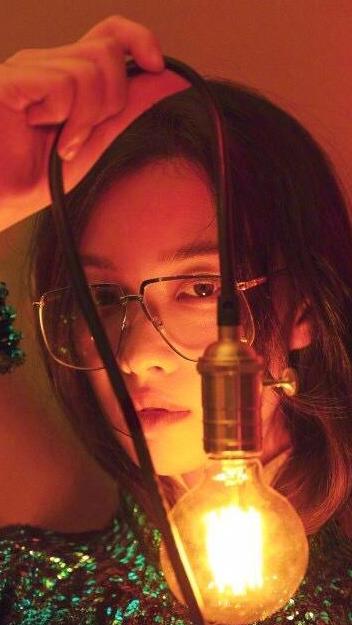 倪妮登《Madame Figaro》一月刊,化身博物馆展览中的一件艺术品