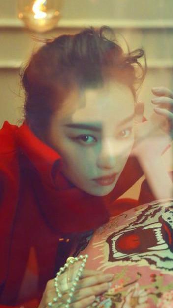 倪妮登《Madame Figaro》一月刊,化身博物馆展览中的一件艺术品