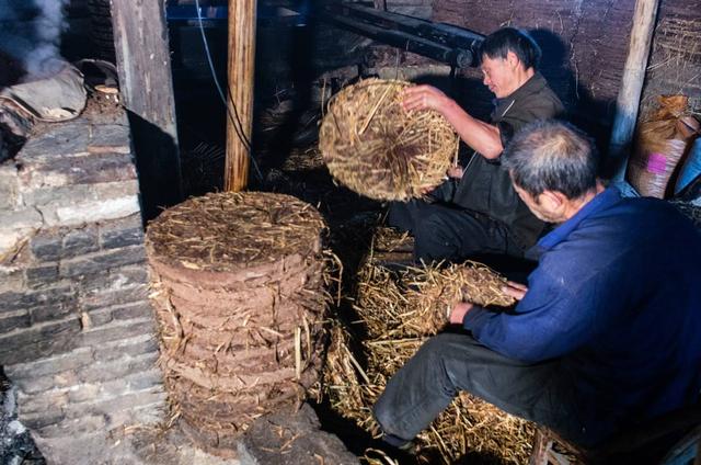 一斤大豆出2两油，超市5升大豆油却只卖70块，商家从哪里赚钱？