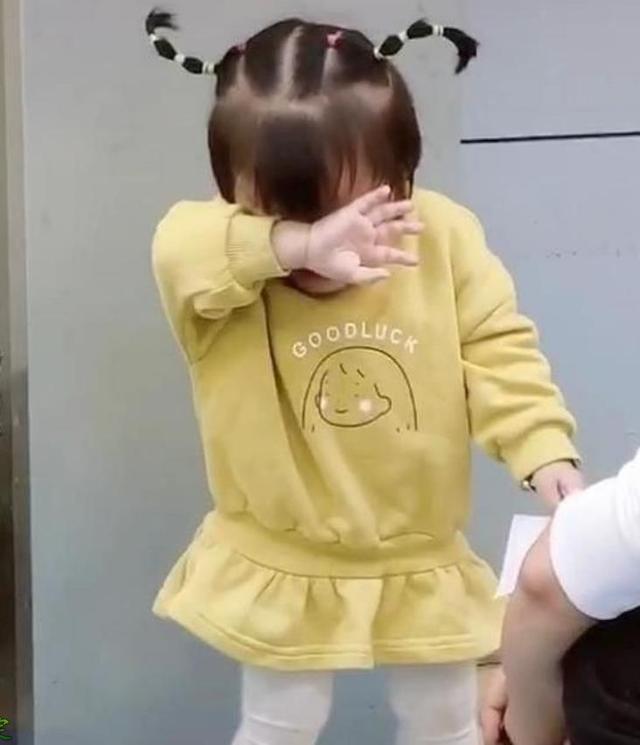 小女孩因翻垃圾桶被爸爸批评，捂脸大哭，网友：天线都哭歪了