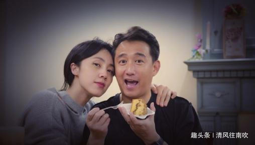 孙莉晒圣诞节福利，13岁多多弹钢琴获何炅表扬，侧脸像极了黄磊