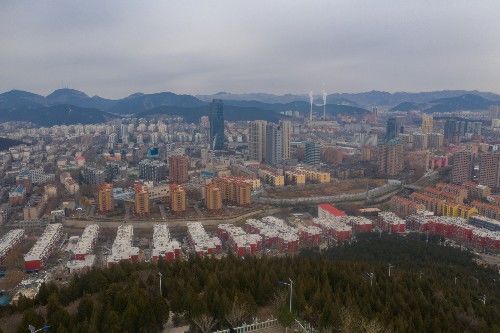 郎茂山上航拍泉城济南，密密麻麻的楼房犹如钢铁森林