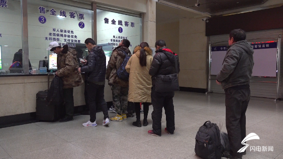 67秒丨降雪导致路面湿滑 潍坊部分东行客运线路停发