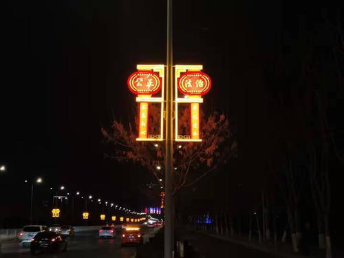 节日灯饰挂起来，为银川增添喜庆气氛！