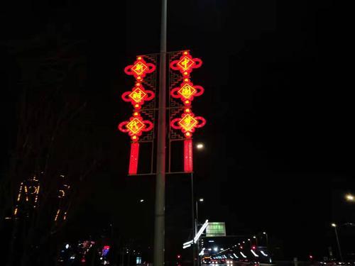 节日灯饰挂起来，为银川增添喜庆气氛！