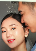 夫妻翻婚纱照发现另类“小三”镜头拉近后，网友：瞧的俺好痒