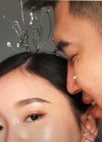 夫妻翻婚纱照发现另类“小三”镜头拉近后，网友：瞧的俺好痒