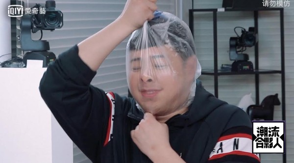 潘玮柏搞笑塑胶袋套头，网友赞：节目笑点担当