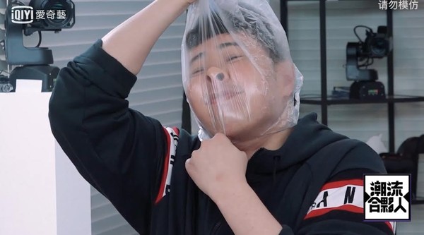 潘玮柏搞笑塑胶袋套头，网友赞：节目笑点担当