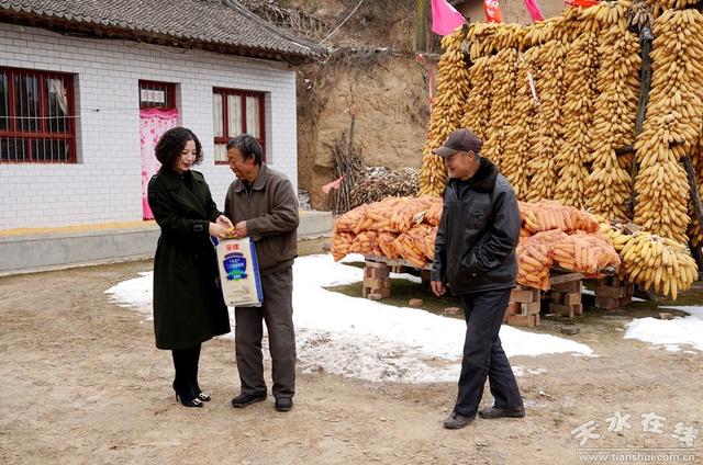 甘肃莫恩葡萄酒业有限公司慰问务工村民