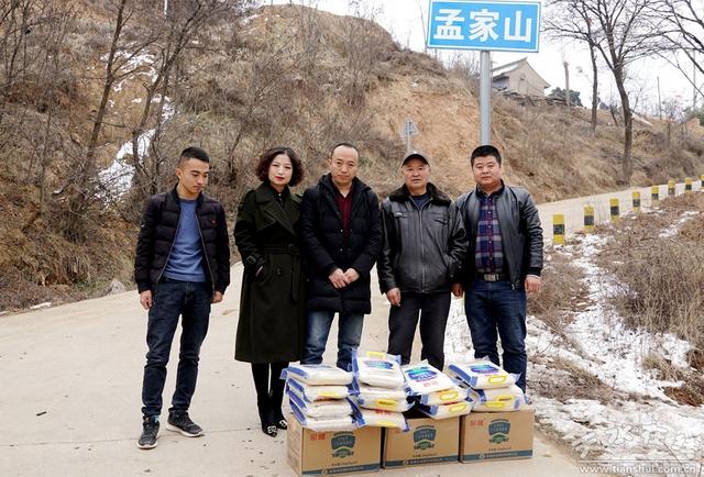 甘肃莫恩葡萄酒业有限公司慰问务工村民
