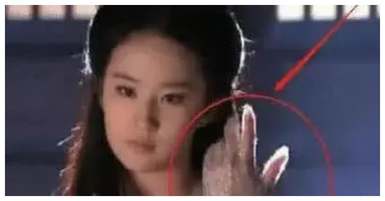 当年的道具组有多穷？刘亦菲戴塑料手套，白眉鹰王拿大葱当武器