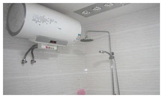 卫生间热水器能不能24小时不关？庆幸电工师傅提醒，再也不用担心