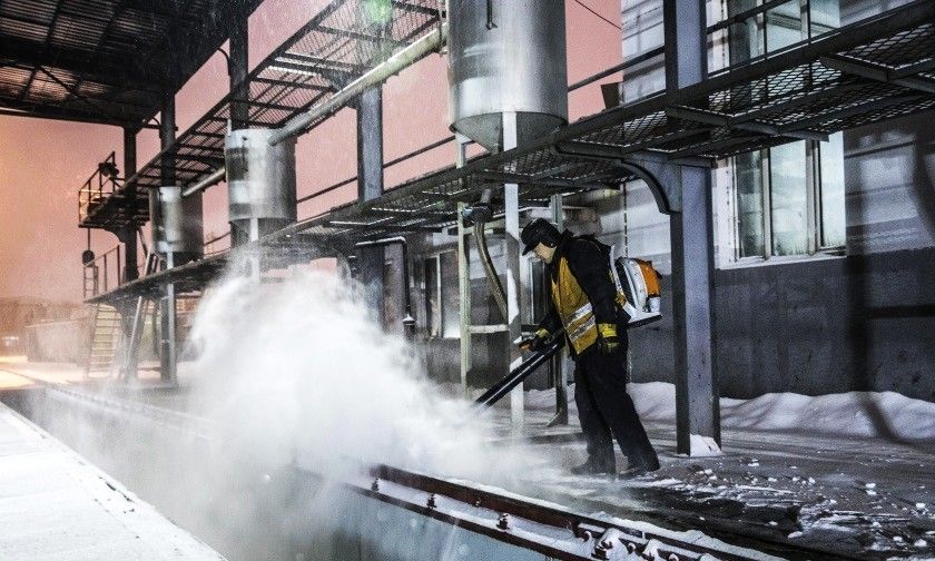 哈尔滨铁路部门加强机车养护工作 确保旅客安全出行