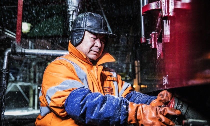 哈尔滨铁路部门加强机车养护工作 确保旅客安全出行