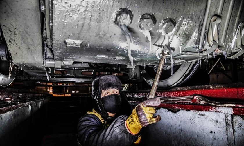 哈尔滨铁路部门加强机车养护工作 确保旅客安全出行