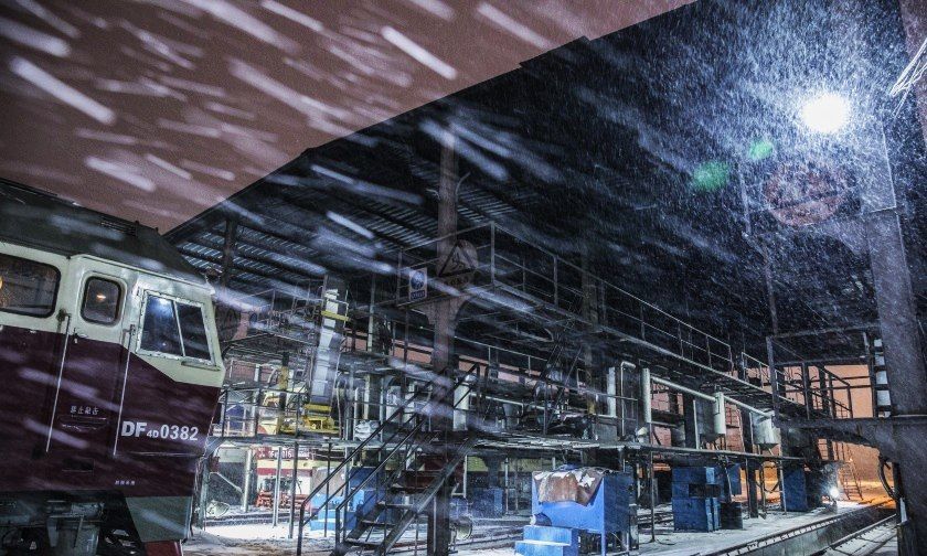 哈尔滨铁路部门加强机车养护工作 确保旅客安全出行