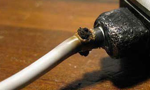 装修时候脑子进水了！选了这种插座，被黑电工坑惨了！